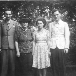 Max Glasberg, Marie Rothstein, Ruth Glasberg und Karl Glasberg im Bürgergarten